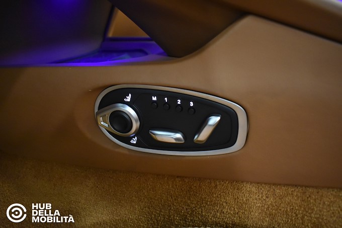 ASTON MARTIN DB12 V8 Volante